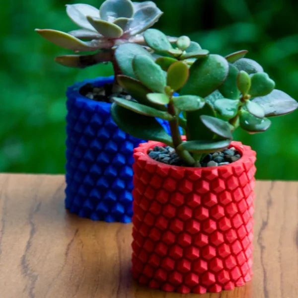 A pineapple-patterned cylinder planter, perfect for holding plants, pens, brushes, and more. A stylish and functional addition to your home or office decor.